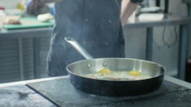 Restoranın mutfakta aşçı makarna carbonara hazırlar