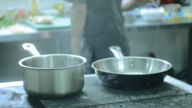 Restoranın mutfakta aşçı makarna carbonara hazırlar