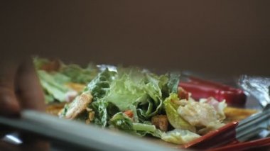 bir salata hazırlama bir restoran mutfağında yemek