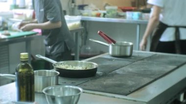 Restoranın mutfakta aşçı makarna carbonara hazırlar