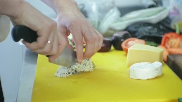 Chef corta queijo na cozinha do restaurante — Vídeo de Stock
