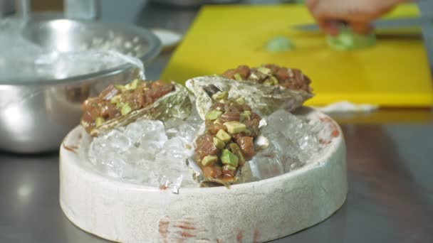 Приготування рибних страв на кухні — стокове відео