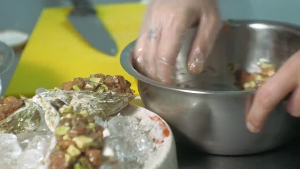 Приготовление блюд из рыбы на кухне — стоковое видео