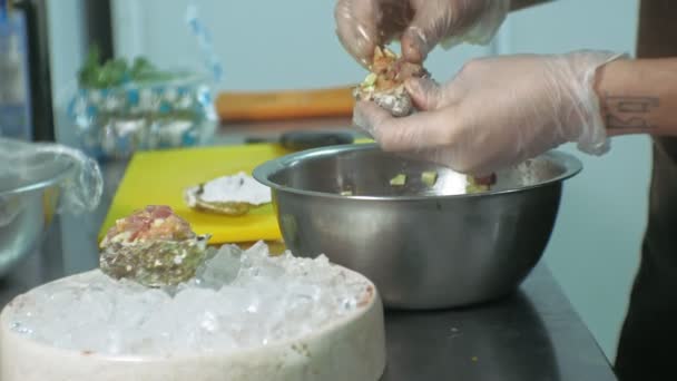 Cozinhar pratos de peixe na cozinha — Vídeo de Stock