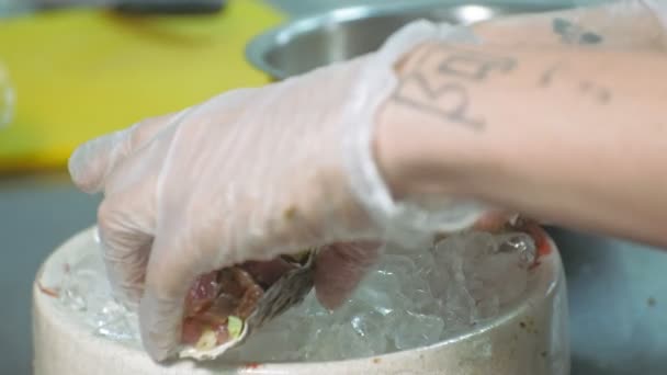 Cocinar platos de pescado en la cocina — Vídeos de Stock
