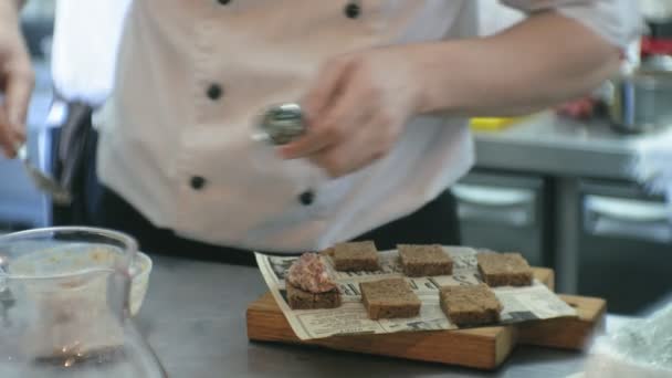 El cocinero en la cocina del restaurante prepara bocadillos de carne — Vídeo de stock