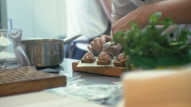 Кухар на кухні ресторану готує м'ясні закуски — стокове відео