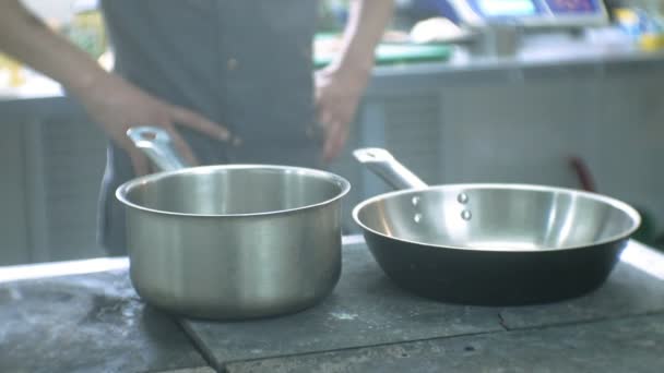 レストランのキッチンで料理を準備パスタ カルボナーラ — ストック動画