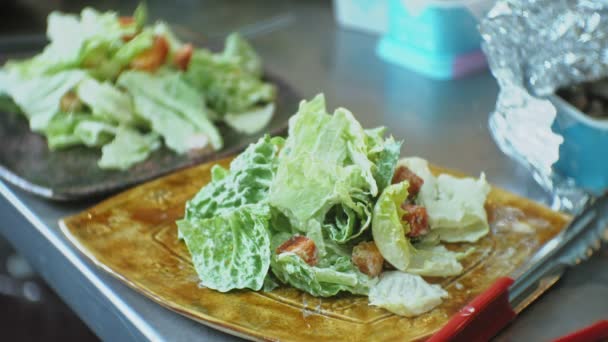 Cuisinier dans une cuisine de restaurant préparer une salade — Video