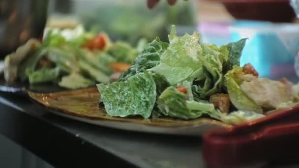 Cozinhe em uma cozinha de restaurante preparando uma salada — Vídeo de Stock