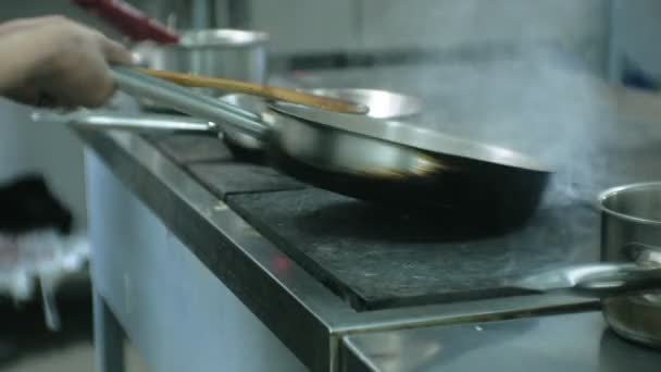 Cocinero en la cocina del restaurante prepara pasta carbonara — Vídeos de Stock