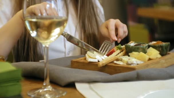 Hermosa mujer rubia comiendo y bebiendo en el restaurante, hora del almuerzo — Vídeos de Stock