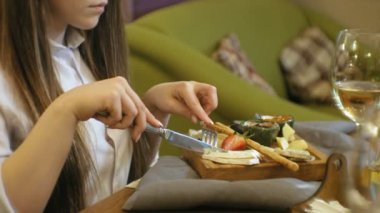 Restoran, öğle yemeği molası içme ve yemek yeme güzel sarışın kadın