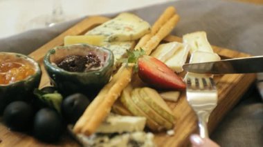 yakın çekim çekim: lezzetli peynir tabağı soslar, meyve ve çilek