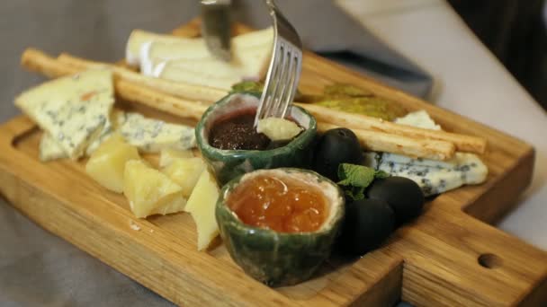 Close-up shooting: delicious cheese platter with sauces, fruits and berries — Stock Video