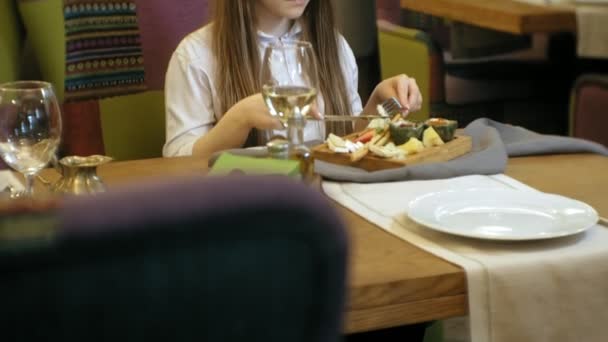 Hermosa mujer rubia comiendo y bebiendo en el restaurante, hora del almuerzo — Vídeos de Stock