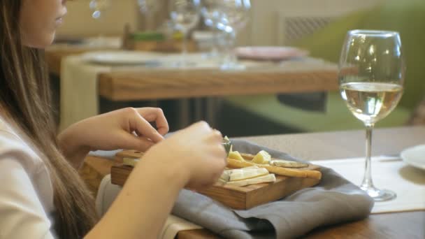 Hermosa mujer rubia comiendo y bebiendo en el restaurante, hora del almuerzo — Vídeos de Stock