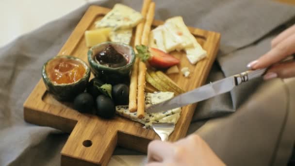 Close-up shooting: delicious cheese platter with sauces, fruits and berries — Stock Video