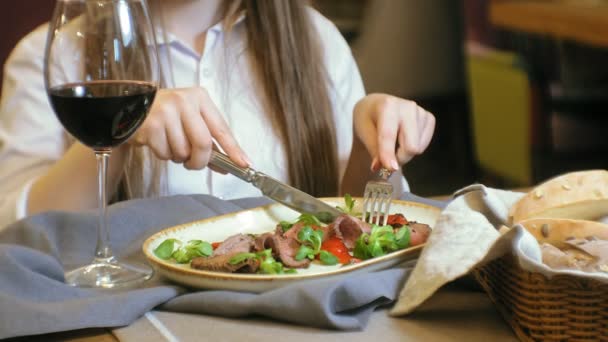 Hermosa mujer rubia comiendo y bebiendo en el restaurante, hora del almuerzo — Vídeos de Stock