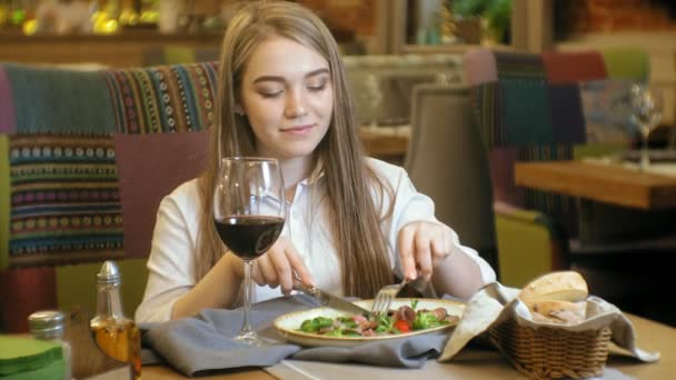 Hermosa mujer rubia comiendo y bebiendo en el restaurante, hora del almuerzo — Vídeos de Stock