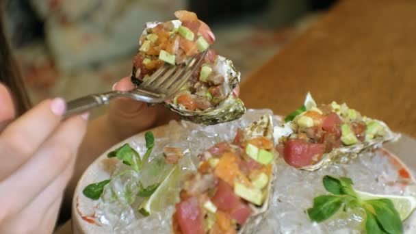 Primo piano: un delizioso piatto di pesce crudo, catrame di salmone con avocado in un guscio su un piatto con ghiaccio — Video Stock