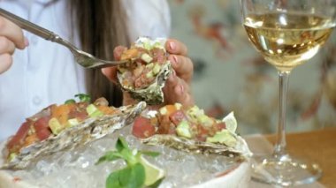yakın çekim çekim: avokado buz ile bir plaka üzerinde bir kabuk ile lezzetli çiğ balık yemek, somon tar tar