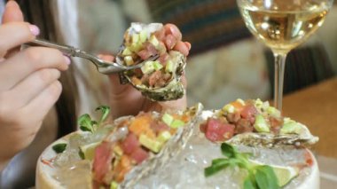 yakın çekim çekim: avokado buz ile bir plaka üzerinde bir kabuk ile lezzetli çiğ balık yemek, somon tar tar