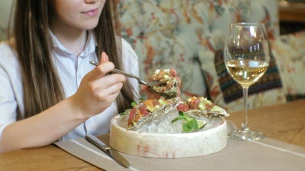 Красивая блондинка ест и пьет в ресторане, обедает — стоковое видео