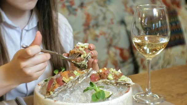 Schöne blonde Frau isst und trinkt im Restaurant, Mittagspause — Stockvideo