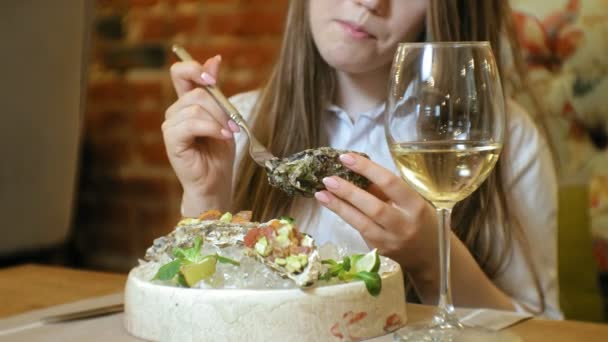 Красивая блондинка ест и пьет в ресторане, обедает — стоковое видео