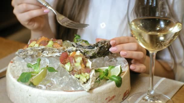 Γκρο πλαν γυρίσματα: μια πίσσα πίσσας πιάτο, σολομός ωμό ψάρι με αβοκάντο σε ένα κέλυφος σε ένα πιάτο με πάγο — Αρχείο Βίντεο