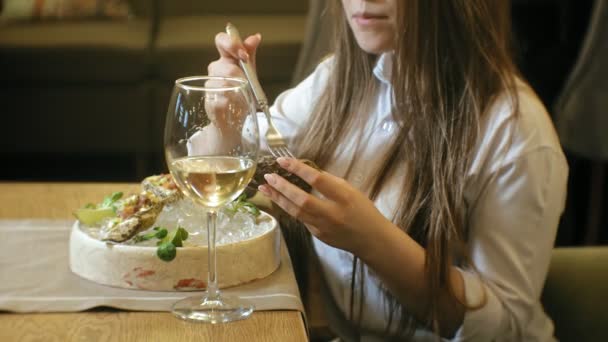 Hermosa mujer rubia comiendo y bebiendo en el restaurante, hora del almuerzo — Vídeos de Stock