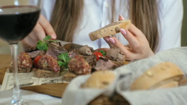 Γκρο πλαν γυρίσματα: ένα πιάτο με νόστιμο κρέας, κρουτόν σικάλεως με πατέ και πίσσα πίσσας, ψητό βοδινό κρέας — Αρχείο Βίντεο