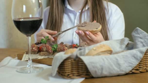 Mulher loira bonita comer e beber no restaurante, pausa para almoço — Vídeo de Stock