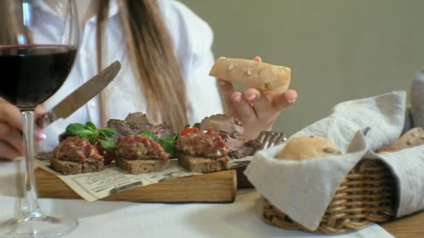 クローズ アップ撮影: おいしい肉料理、パテおよびタール タール、牛肉のロースト クルトンのライ麦パン — ストック動画