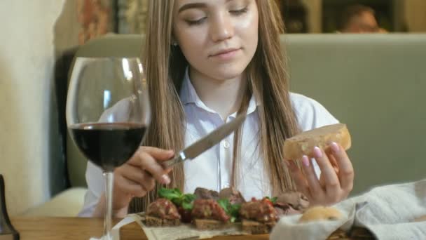 Vacker blond kvinna äta och dricka i restaurangen, lunchrast — Stockvideo