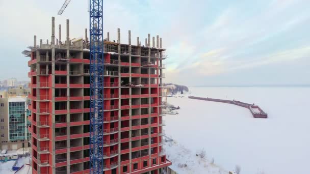 Sitio de construcción residencial, invierno, vista aérea, disparo de helicóptero — Vídeos de Stock