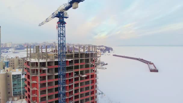 Sitio de construcción residencial, invierno, vista aérea, disparo de helicóptero — Vídeos de Stock