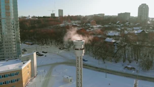 Труба з нержавіючої сталі для димових газів з котельні, аерофотозйомка — стокове відео