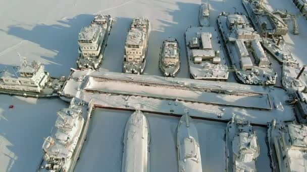 Kış otoparkında büyük nehir gemileri. Gemiler buzun içinde donmuş. Havadan çekim — Stok video