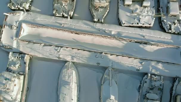 Grandes barcos fluviales en el estacionamiento de invierno. Los barcos están congelados en el hielo. Filmación aérea — Vídeos de Stock