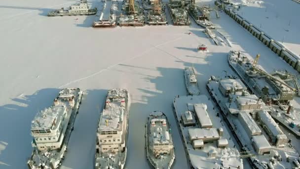 Grandes barcos fluviales en el estacionamiento de invierno. Los barcos están congelados en el hielo. Filmación aérea — Vídeos de Stock