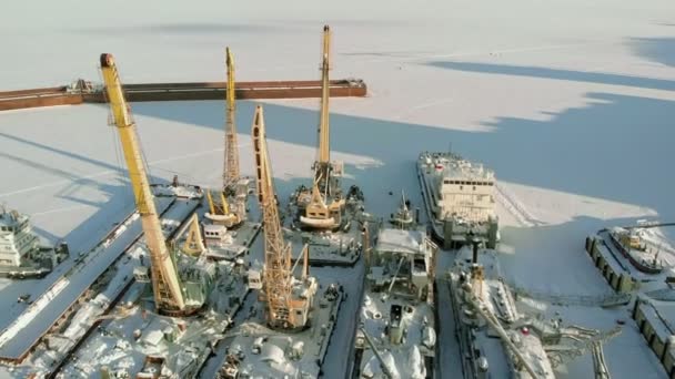 Grote rivier schepen in de winter parkeerplaats. De schepen zijn bevroren in het ijs. Luchtfoto film — Stockvideo