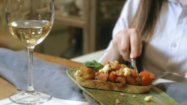 yakın çekim çekim: sebze, domates ve avokado, bruschetta ile lezzetli bir sandviç