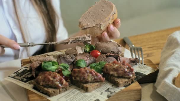 Съемка Крупным Планом Вкусное Мясное Блюдо Гренки Ржаного Хлеба Паштетом — стоковое видео