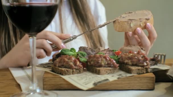Tiro de cerca: un sabroso plato de carne, croutons de pan de centeno con paté y alquitrán, carne asada — Vídeos de Stock