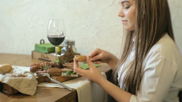 Mulher loira bonita comer e beber no restaurante, pausa para almoço — Vídeo de Stock