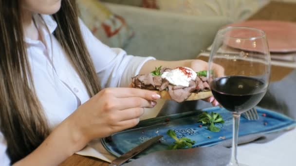 Krásná blondýnka, jídlo a pití v restauraci, přestávka na oběd — Stock video