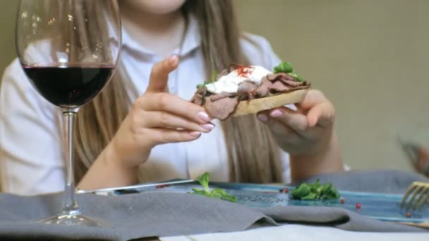 Vacker Blond Kvinna Äter Smörgås Med Kött Dricker Rött Vin — Stockvideo