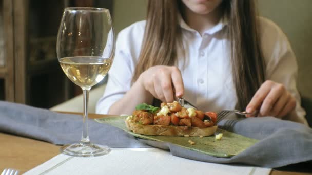 Hermosa mujer rubia comiendo y bebiendo en el restaurante, hora del almuerzo — Vídeos de Stock